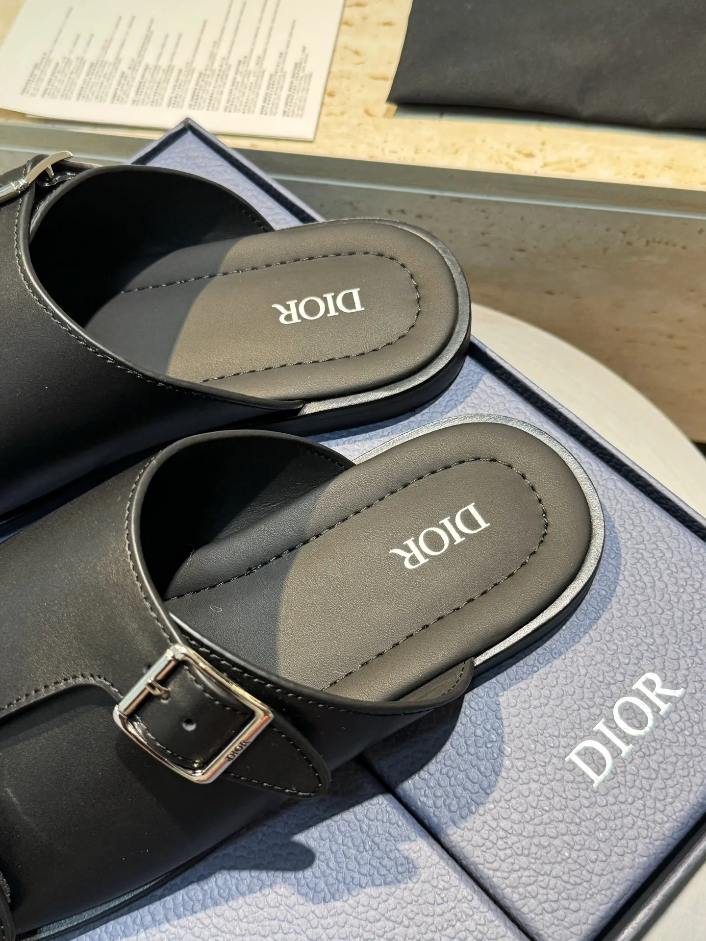[Dior] Top P: 560💰 -Size: 39-44 (38, 45 custom-made) Dior Dior Alias ​​men's leather slippers This Alias ​​sandal is a new summer product, showing a casual and elegant style. Carefully crafted from grained cow leather and Oblique printed fabric, with cowhide lining! Cross-strap design with metal-clad brass CD Diamond logo. The imported cowhide leather and rubber sole adds sophistication and comfort, while Oblique print-effect anti-slip panels add style.